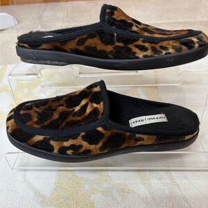 Donald Pliner Leopard Print Slippers Size 41 US 9.5 Soft Velvet Cheetah Lounge